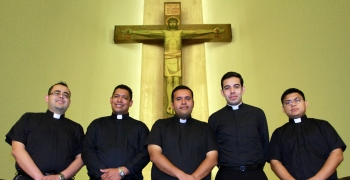 https://arquimedia.s3.amazonaws.com/27/formacion/sacerdotes-peru-catolicojpg.jpg