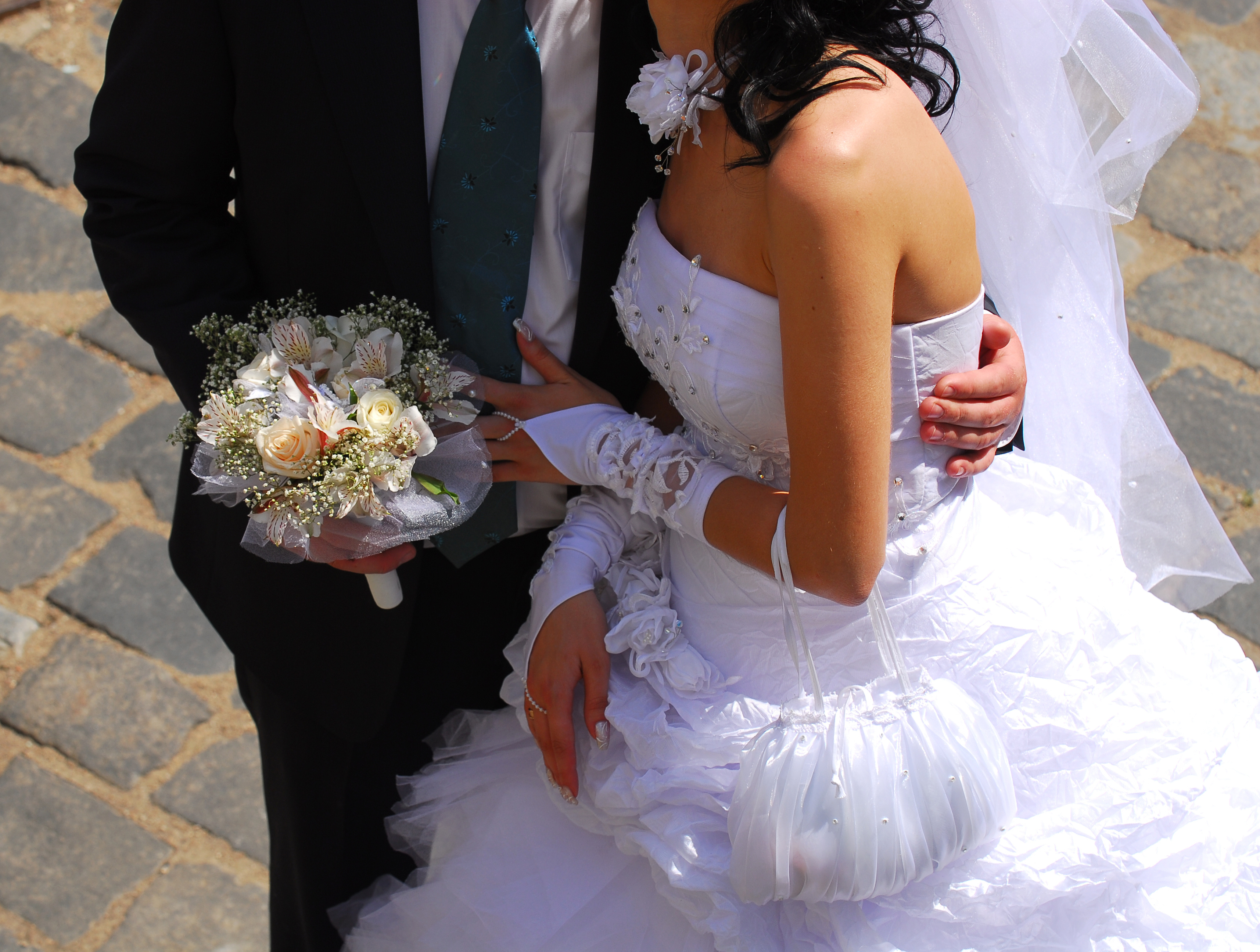 К чему снится замуж за бывшего. Красивая невеста. Брюнетка в свадебном платье. Девушка в свадебном платье с женихом. Невеста брюнетка с женихом.